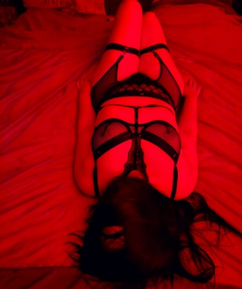 Моя нежная природа и опыт помогут нам погрузиться в волшебный мир страсти и наслаждения. 🌹
Мои услуги не ограничены и позволяют нам насладиться всеми уголками нашей фантазии. Обещаю, что время проведенное со мной будет полным блаженства и волнительных эмоций.
В Москве я готова встретиться с тобой и открыть перед тобой врата удовольствия. Мама родная и любимая Москва - мой дом.
Позволь мне стать твоей яркой и привлекательной компаньонкой на вечер, и ты не пожалеешь о своем выборе. Мои умение удовлетворять мужчину просто безупречны и гарантируют полное удовлетворение, которое ты заслуживаешь.
Фотографии в объявлении - мои настоящие и проверенные. Имеются положительные отзывы подтверждающие мою красоту и мастерство.
Не упусти возможность окунуться в мир приятных ощущений и откровенной страсти. Сделай шаг к незабываемому воспоминанию и свяжись со мной уже сейчас. Я жду тебя! 💋 13789, 26 лет